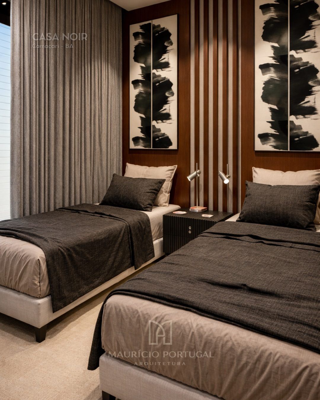 Quarto duplo com painel de madeira e quadros em preto e branco — Casa Noir, Camaçari – BA